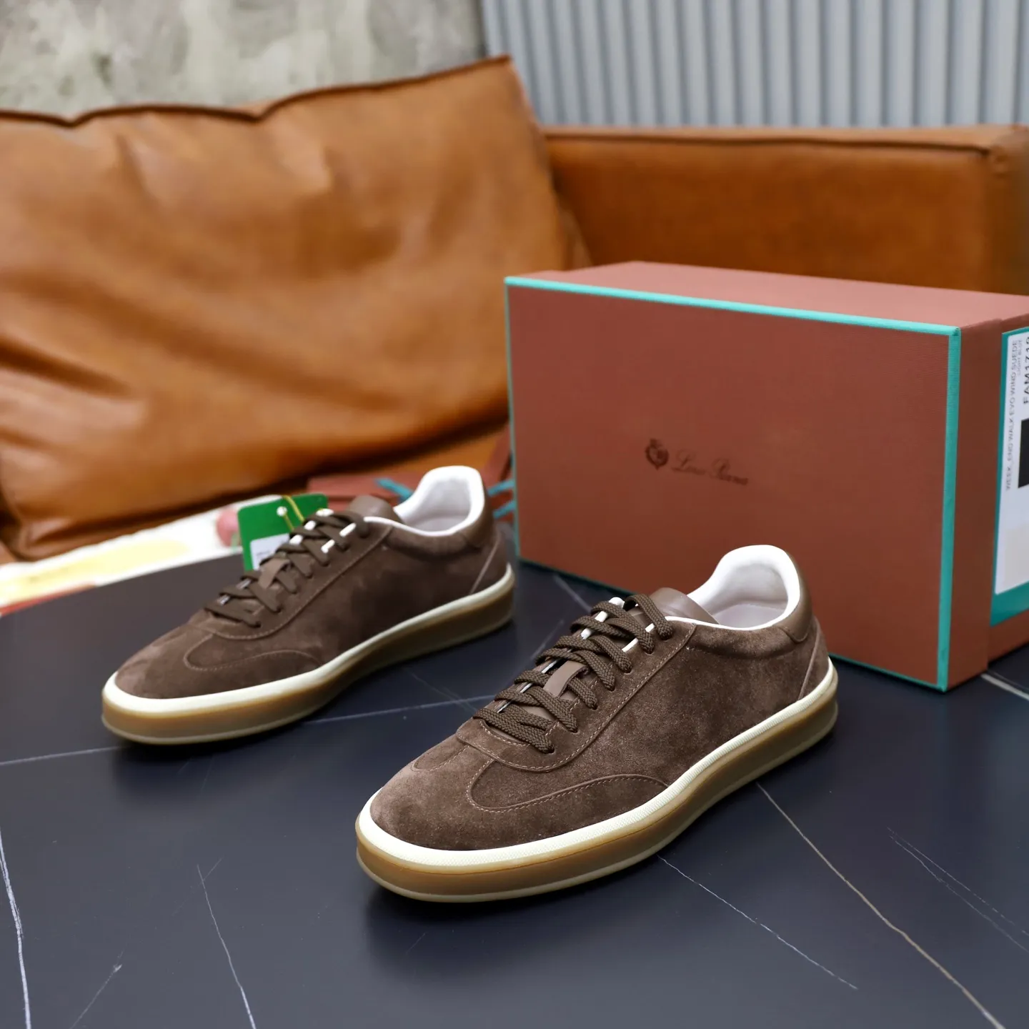 Ex-factory price: 560💰Loro Riana men’s moral training sneakers! Made from high-quality materials and designed in a low-cut silhouette, it offers an elegant and stylish look that's suitable for year-round wear. The unique double-layer sole aesthetic design, caramel cup-shaped outsole is decorated with off-white rubber trim, creating an attractive color combination. Pair with tailored pieces or jeans for a sophisticated yet casual look. The heel is decorated with soft cow leather tongue with Kummel color inserts and cotton laces with embossed LP logo. Upper: cow split suede. Lining: original thickened soft sheepskin. Size: 38-39-40-41-42-43-44 (customized in 45.46)